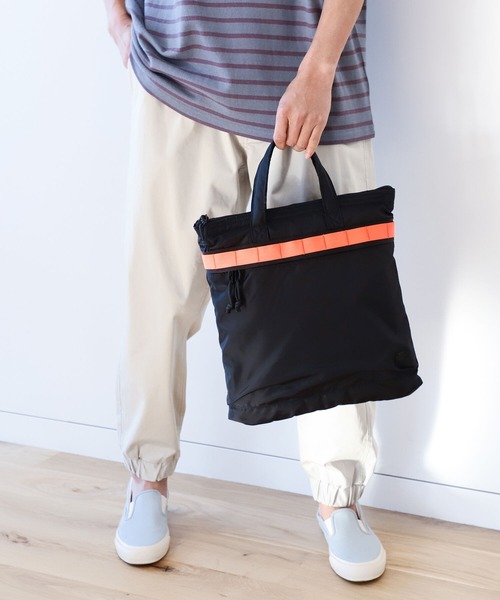 B:MING by BEAMS(ビーミングバイビームス)の「MIS x B:MING by BEAMS / 別注 ヘルメットバッグ(ハンドバッグ・メンズ・ブラック/グレー系・ONE SIZE)」の4枚目の写真