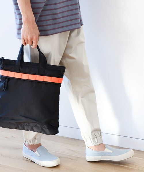 B:MING by BEAMS(ビーミングバイビームス)の「MIS x B:MING by BEAMS / 別注 ヘルメットバッグ(ハンドバッグ・メンズ・ブラック/グレー系・ONE SIZE)」の5枚目の写真