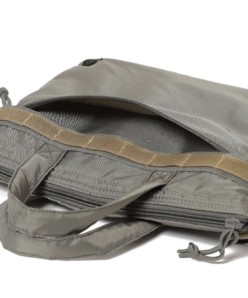 B:MING by BEAMS(ビーミングバイビームス)の「MIS x B:MING by BEAMS / 別注 ヘルメットバッグ(ハンドバッグ・メンズ・ブラック/グレー系・ONE SIZE)」の10枚目の写真