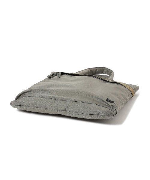 B:MING by BEAMS(ビーミングバイビームス)の「MIS x B:MING by BEAMS / 別注 ヘルメットバッグ(ハンドバッグ・メンズ・ブラック/グレー系・ONE SIZE)」の12枚目の写真