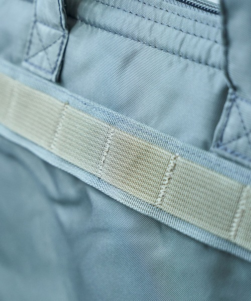 B:MING by BEAMS(ビーミングバイビームス)の「MIS x B:MING by BEAMS / 別注 ヘルメットバッグ(ハンドバッグ・メンズ・ブラック/グレー系・ONE SIZE)」の9枚目の写真