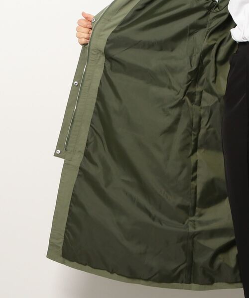 AZUL by moussy（アズールバイマウジー）の「WAIST SHIRRING MODS COAT/ウエストシャーリングモッズコート（モッズコート・レディース・アイボリー/カーキ・SMALL/MEDIUM）」の4枚目の写真