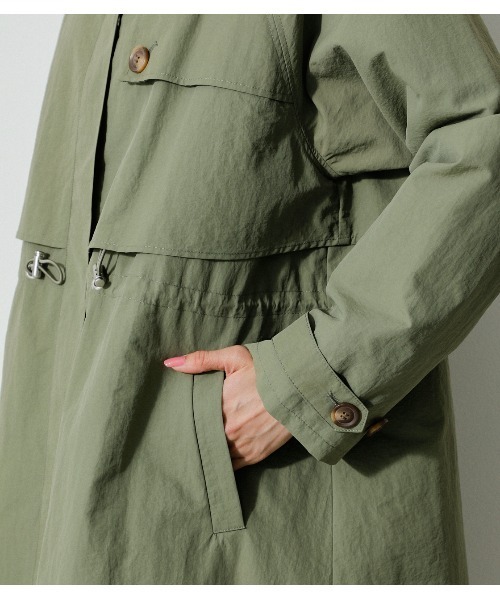 AZUL by moussy（アズールバイマウジー）の「WAIST SHIRRING MODS COAT/ウエストシャーリングモッズコート（モッズコート・レディース・アイボリー/カーキ・SMALL/MEDIUM）」の21枚目の写真