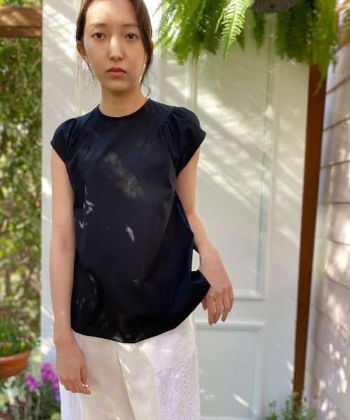 AVIE（アビィ）の「ミニマルジャージーブラウス（Tシャツ/カットソー・レディース・ブラック/イエロー/グリーン・38）」の2枚目の写真