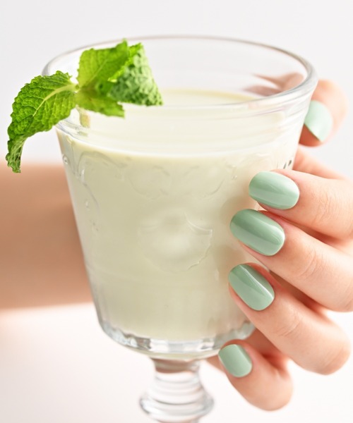 ORBIS（オルビス）の「ORBIS ネイルポリッシュ（マニキュア/ジェルネイル・レディース・ドライローズ/セージグリーン/マドンナリリー/ムーンスプライト/メープルウッド/スターリースカイ/ホリデーカフェ/ベリージャム/サンベイズ/モーニングサン/シャイニーデイ/シャイニングスノー/レディブランデー/トゥインクルナイト/ミンティタフタ/ライラックチュール/コーラルサテン/フューシャオーガンジー/ラピスラズリナイト/アンティークブロンズ/ライチソルベ/ミンティーミルク・FREE）」の9枚目の写真