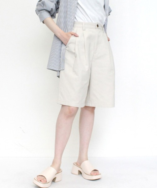 STYLEBLOCK(スタイルブロック)の「綿ツイルタックハーフパンツ(その他パンツ・レディース・ブラック/ホワイト系その他/ベージュ・M)」の2枚目の写真