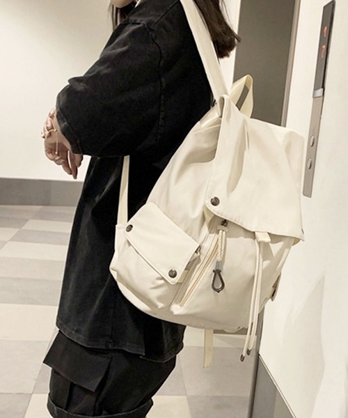 florist（フローリスト）の「【改良版！】メンズレディース兼用フラップデザインの大容量カジュアルリュック（バックパック/リュック・レディース・レッド/グレー/グリーン/ブラック/ブラウン系3/グリーン系3/グレー系3/ホワイト系2/ブラック系3/ブルー系2/ブラック系2/レッド系2/レッド系1/グレー系1/ブラック系1/グリーン系1・FREE）」の2枚目の写真