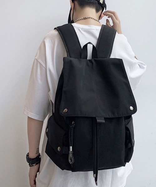 florist（フローリスト）の「【改良版！】メンズレディース兼用フラップデザインの大容量カジュアルリュック（バックパック/リュック・レディース・レッド/グレー/グリーン/ブラック/ブラウン系3/グリーン系3/グレー系3/ホワイト系2/ブラック系3/ブルー系2/ブラック系2/レッド系2/レッド系1/グレー系1/ブラック系1/グリーン系1・FREE）」の5枚目の写真