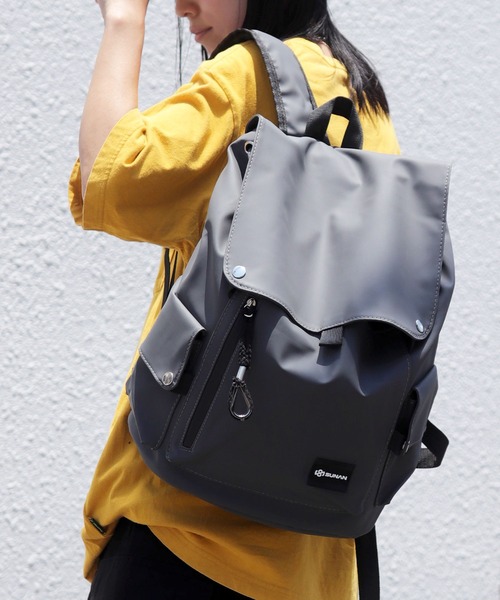 florist（フローリスト）の「【改良版！】メンズレディース兼用フラップデザインの大容量カジュアルリュック（バックパック/リュック・レディース・レッド/グレー/グリーン/ブラック/ブラウン系3/グリーン系3/グレー系3/ホワイト系2/ブラック系3/ブルー系2/ブラック系2/レッド系2/レッド系1/グレー系1/ブラック系1/グリーン系1・FREE）」の8枚目の写真