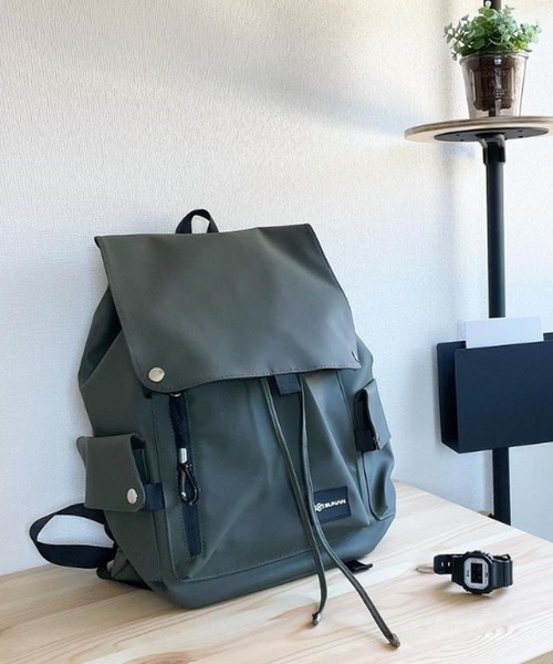 florist（フローリスト）の「【改良版！】メンズレディース兼用フラップデザインの大容量カジュアルリュック（バックパック/リュック・レディース・レッド/グレー/グリーン/ブラック/ブラウン系3/グリーン系3/グレー系3/ホワイト系2/ブラック系3/ブルー系2/ブラック系2/レッド系2/レッド系1/グレー系1/ブラック系1/グリーン系1・FREE）」の12枚目の写真