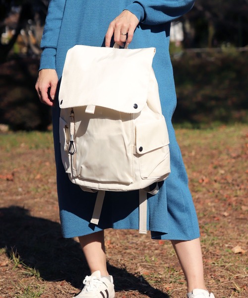 florist（フローリスト）の「【改良版！】メンズレディース兼用フラップデザインの大容量カジュアルリュック（バックパック/リュック・レディース・レッド/グレー/グリーン/ブラック/ブラウン系3/グリーン系3/グレー系3/ホワイト系2/ブラック系3/ブルー系2/ブラック系2/レッド系2/レッド系1/グレー系1/ブラック系1/グリーン系1・FREE）」の18枚目の写真