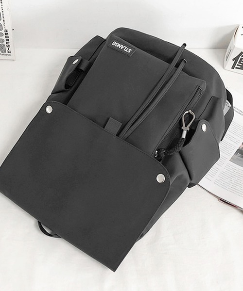 florist（フローリスト）の「【改良版！】メンズレディース兼用フラップデザインの大容量カジュアルリュック（バックパック/リュック・レディース・レッド/グレー/グリーン/ブラック/ブラウン系3/グリーン系3/グレー系3/ホワイト系2/ブラック系3/ブルー系2/ブラック系2/レッド系2/レッド系1/グレー系1/ブラック系1/グリーン系1・FREE）」の21枚目の写真