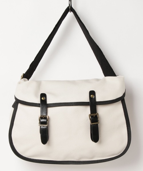 Libra Cue(リブラ キュー)の「“ポストマンショルダーバッグ” A4サイズ収納可能、軽くデイリーに使えるショルダーバッグ(ショルダーバッグ・レディース・ブラック/アイボリー・FREE)」の10枚目の写真