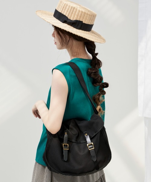 Libra Cue(リブラ キュー)の「“ポストマンショルダーバッグ” A4サイズ収納可能、軽くデイリーに使えるショルダーバッグ(ショルダーバッグ・レディース・ブラック/アイボリー・FREE)」の11枚目の写真