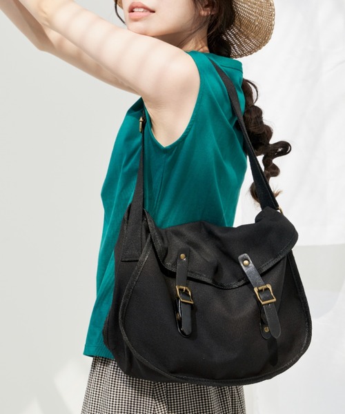 Libra Cue(リブラ キュー)の「“ポストマンショルダーバッグ” A4サイズ収納可能、軽くデイリーに使えるショルダーバッグ(ショルダーバッグ・レディース・ブラック/アイボリー・FREE)」の21枚目の写真