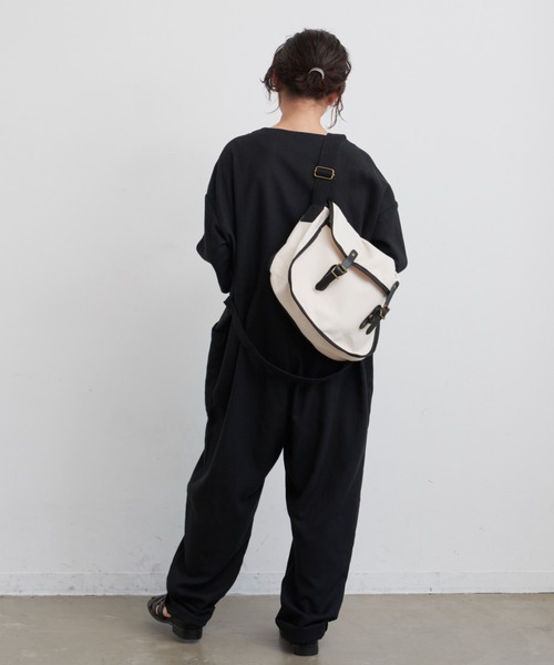 Libra Cue(リブラ キュー)の「“ポストマンショルダーバッグ” A4サイズ収納可能、軽くデイリーに使えるショルダーバッグ(ショルダーバッグ・レディース・ブラック/アイボリー・FREE)」の13枚目の写真