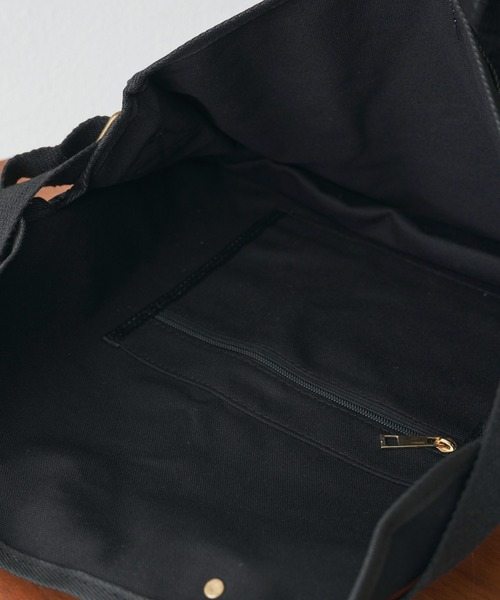 Libra Cue(リブラ キュー)の「“ポストマンショルダーバッグ” A4サイズ収納可能、軽くデイリーに使えるショルダーバッグ(ショルダーバッグ・レディース・ブラック/アイボリー・FREE)」の12枚目の写真