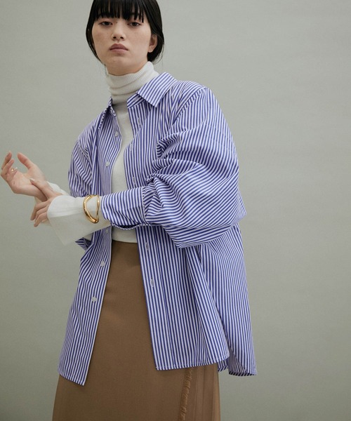 ADAM ET ROPE'（アダムエロペ）の「【WEB限定(一部店舗展開あり)】ワイドスリーブ刺繍シャツ（シャツ/ブラウス・レディース・ブルー系その他4/グリーン系その他/ダークラベンダー・FREE）」の2枚目の写真