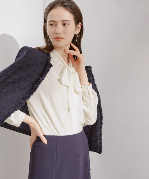 ROPE'(ロペ)の「デシン2WAYボウタイ/ノーカラーブラウス(ボウタイ取り外し可能)(シャツ/ブラウス・レディース・ホワイト/グレー・38)」の19枚目の写真