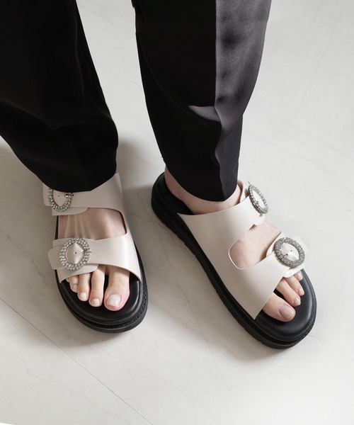 AmiAmi（アミアミ）の「コンフォートビジューサンダル（サンダル・レディース・ブラック/アイボリー・L/LL/M/S）」の3枚目の写真