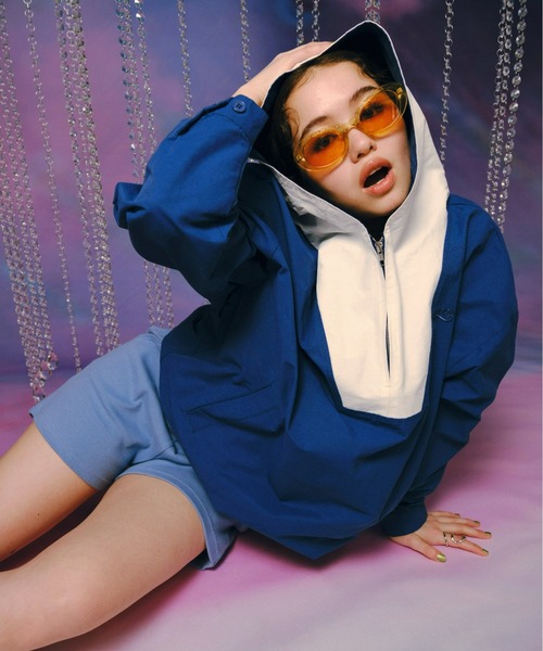 WHO'S WHO gallery（フーズフーギャラリー）の「チアロゴアノラックパーカー（マウンテンパーカー・レディース・アイボリー/ブルー・FREE）」の12枚目の写真