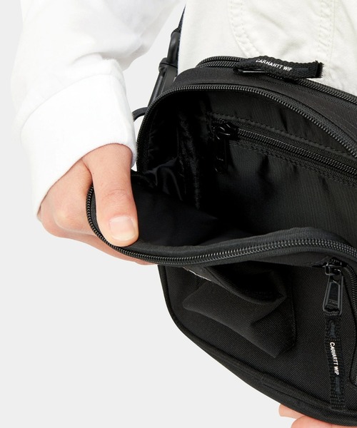 Carhartt WIP（カーハートダブリューアイピー）の「Carhartt WIP/カーハートダブリューアイピー ショルダーバッグ ESSENTIALS BAG SMALL I031470（ショルダーバッグ・メンズ・ブラック/ブラウン・FREE）」の4枚目の写真