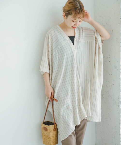 ITEMS URBANRESEARCH(アイテムズ アーバンリサーチ)の「ヨウリュウストライプチュニック(シャツ/ブラウス・レディース・チャコールグレー/ライトベージュ・FREE)」の2枚目の写真