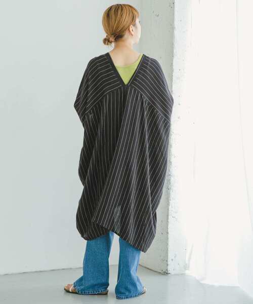 ITEMS URBANRESEARCH(アイテムズ アーバンリサーチ)の「ヨウリュウストライプチュニック(シャツ/ブラウス・レディース・チャコールグレー/ライトベージュ・FREE)」の10枚目の写真