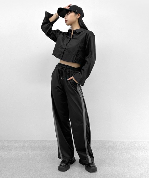 LVEU.（ラブユ.）の「【LVEU.】バイカラーラインジャージパンツ / ボトムス パンツ ジャージ バイカラー サイドライン ストレッチ イージー ワイド ブラック（その他パンツ・レディース・ブラック・FREE）」の2枚目の写真