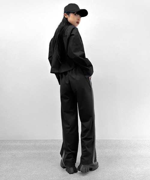 LVEU.（ラブユ.）の「【LVEU.】バイカラーラインジャージパンツ / ボトムス パンツ ジャージ バイカラー サイドライン ストレッチ イージー ワイド ブラック（その他パンツ・レディース・ブラック・FREE）」の5枚目の写真