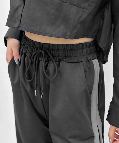 LVEU.（ラブユ.）の「【LVEU.】バイカラーラインジャージパンツ / ボトムス パンツ ジャージ バイカラー サイドライン ストレッチ イージー ワイド ブラック（その他パンツ・レディース・ブラック・FREE）」の13枚目の写真