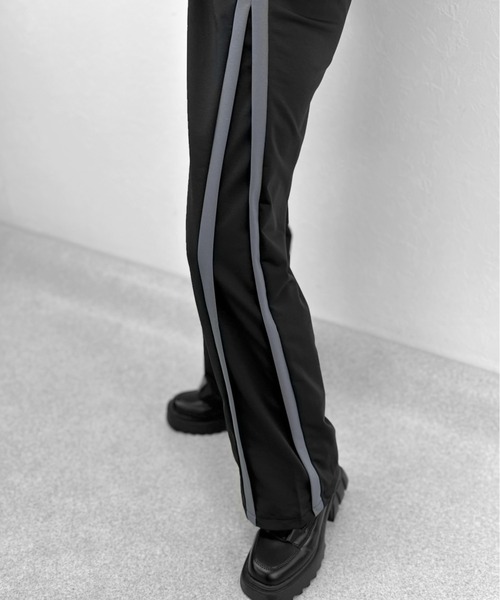 LVEU.（ラブユ.）の「【LVEU.】バイカラーラインジャージパンツ / ボトムス パンツ ジャージ バイカラー サイドライン ストレッチ イージー ワイド ブラック（その他パンツ・レディース・ブラック・FREE）」の6枚目の写真