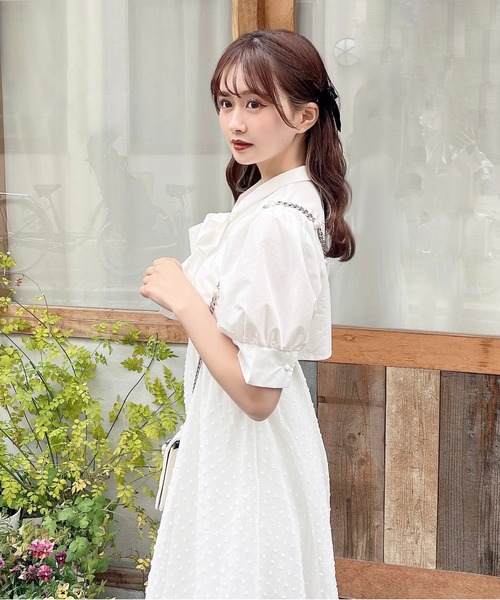 apres jour by あかちゃす(アプレジュールバイアカチャス)の「【あかちゃすコラボアイテム】ショートボウタイブラウス【ZOZOTOWN限定アイテム】(シャツ/ブラウス・レディース・ブラック/オフホワイト・X-LARGE/フリー)」の4枚目の写真