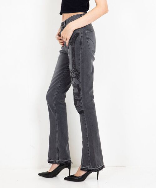 HYSTERIC GLAMOUR(ヒステリックグラマー)の「GUITAR GIRL センタースリットデニムパンツ(デニムパンツ・レディース・ブラック/ライトインディゴブルー・25inch/26inch/27inch/28inch)」の4枚目の写真