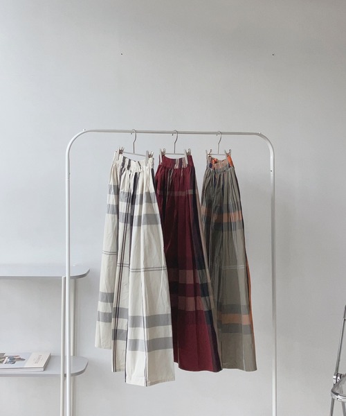 AS KNOW AS plus（アズノゥアズプラス）の「☆BIGチェックメモリフレアスカート　【2023AWアイテム】（スカート・レディース・ベージュ系/レッド系/ホワイト系・FREE）」の11枚目の写真