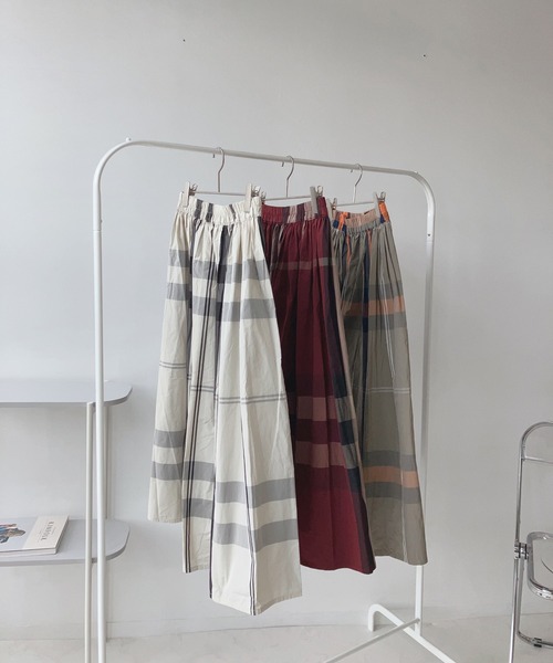 AS KNOW AS plus（アズノゥアズプラス）の「☆BIGチェックメモリフレアスカート　【2023AWアイテム】（スカート・レディース・ベージュ系/レッド系/ホワイト系・FREE）」の12枚目の写真