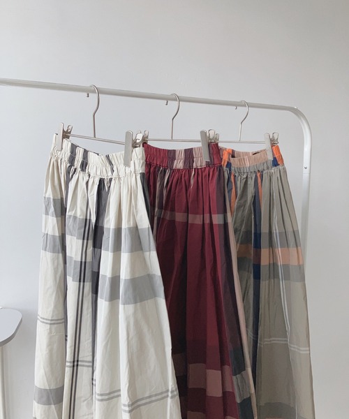 AS KNOW AS plus（アズノゥアズプラス）の「☆BIGチェックメモリフレアスカート　【2023AWアイテム】（スカート・レディース・ベージュ系/レッド系/ホワイト系・FREE）」の13枚目の写真