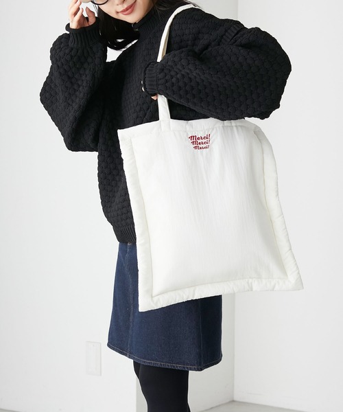 BONLECILL(ボンルシール)の「2way Merci刺繍 パフィーキルト ショルダートートバッグ(トートバッグ・レディース・アイボリー/ネイビー/ブラック/レッド・FREE)」の11枚目の写真