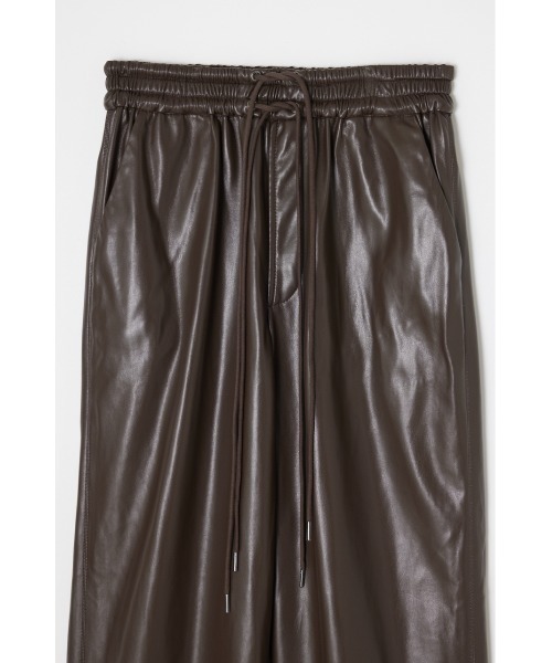 SLY(スライ)の「THROW SMOOTH F/LEATHER RELAX PT スムース フェイクレザー リラックス パンツ(スラックス・レディース・ダークブラウン/ブラック・0/1)」の4枚目の写真