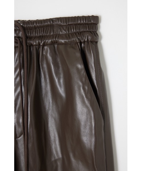 SLY(スライ)の「THROW SMOOTH F/LEATHER RELAX PT スムース フェイクレザー リラックス パンツ(スラックス・レディース・ダークブラウン/ブラック・0/1)」の5枚目の写真