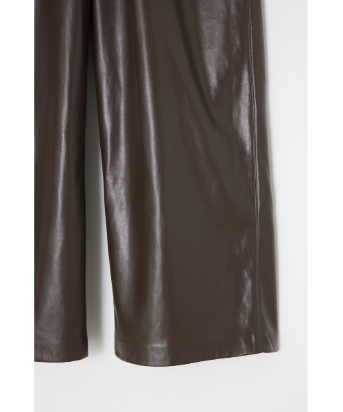SLY(スライ)の「THROW SMOOTH F/LEATHER RELAX PT スムース フェイクレザー リラックス パンツ(スラックス・レディース・ダークブラウン/ブラック・0/1)」の6枚目の写真