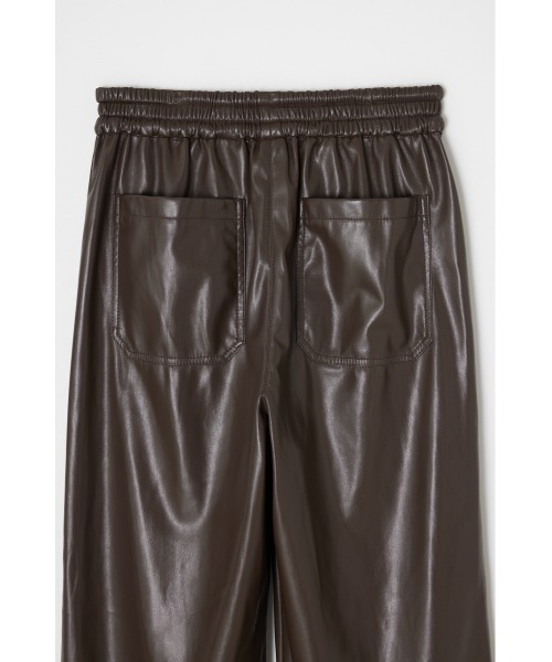 SLY(スライ)の「THROW SMOOTH F/LEATHER RELAX PT スムース フェイクレザー リラックス パンツ(スラックス・レディース・ダークブラウン/ブラック・0/1)」の7枚目の写真