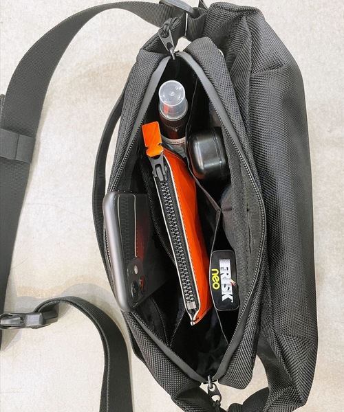 NoiR/ノアール（ノアール）の「NoiR ノアール Flask shoulder フラスクボディーバッグ（ボディバッグ/ウエストポーチ・メンズ・ブラック/ブラック系・FREE）」の5枚目の写真