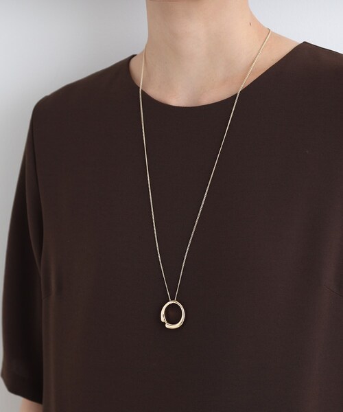INDIVI（インディヴィ）の「◆Cデザインワントップ ロングネックレス（ネックレス・レディース・シルバー/ゴールド・00）」の4枚目の写真