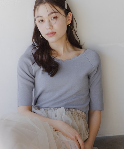 mysty woman(ミスティウーマン)の「スカラップネックニットプルオーバー 109870(ニット/セーター・レディース・ブラック/ブルー系その他/ライトベージュ・FREE)」の3枚目の写真