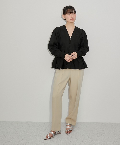 ADAM ET ROPE'(アダムエロペ)の「【サステナブル】ウエストシェイプカーディガン(カーディガン/ボレロ・レディース・ブラック/オフホワイト・FREE)」の3枚目の写真