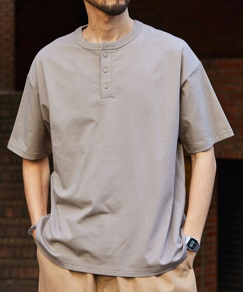 FREAK'S STORE(フリークスストア)の「限定展開 STORATECH/ストラテック ヘンリーネックTシャツ/USAコットン/抗菌/防臭/制菌/UVカット/接触冷感/吸水速乾(Tシャツ/カットソー・メンズ・グレイッシュベージュ/スミクロ/ネイビー/ブラック/ホワイト・SMALL/MEDIUM/LARGE/X-LARGE)」の5枚目の写真