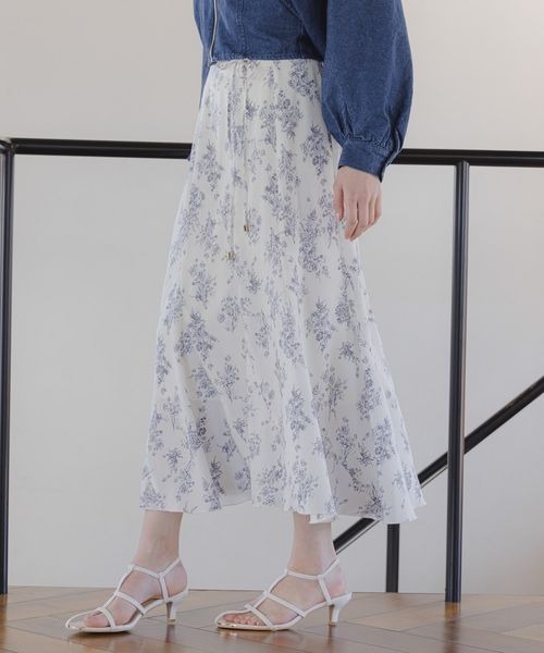 mysty woman（ミスティウーマン）の「フラワープリントフレアスカート 109955（スカート・レディース・ブラック/ライトベージュ/オフホワイト・FREE）」の2枚目の写真