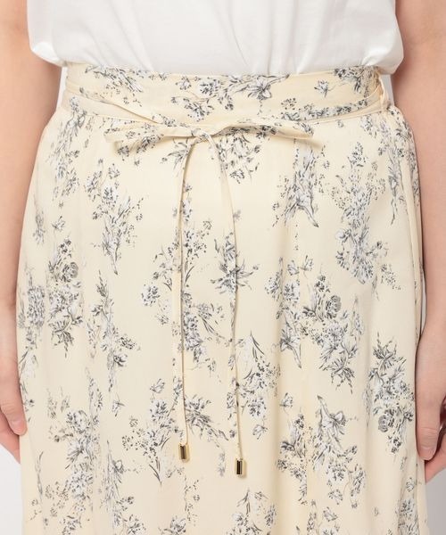 mysty woman（ミスティウーマン）の「フラワープリントフレアスカート 109955（スカート・レディース・ブラック/ライトベージュ/オフホワイト・FREE）」の19枚目の写真