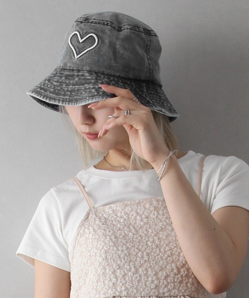 SpRay（スプレイ）の「デニムハート刺繍バケットハット（ハット・レディース・ブラック/ブルー・FREE）」の2枚目の写真